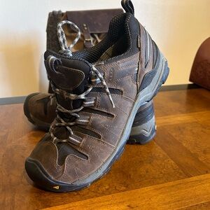 Keen Zorb men’s leather mid boots with rubber toe guard.